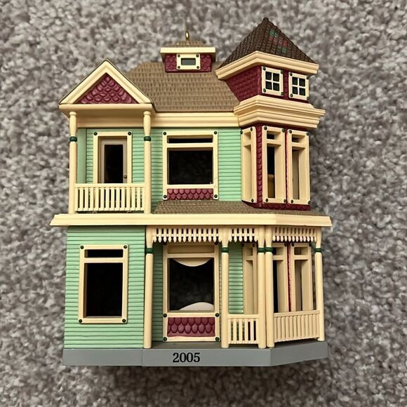 Hallmark Keepsake - Victorian Home 2005 Ornament - Picture 2 of 8